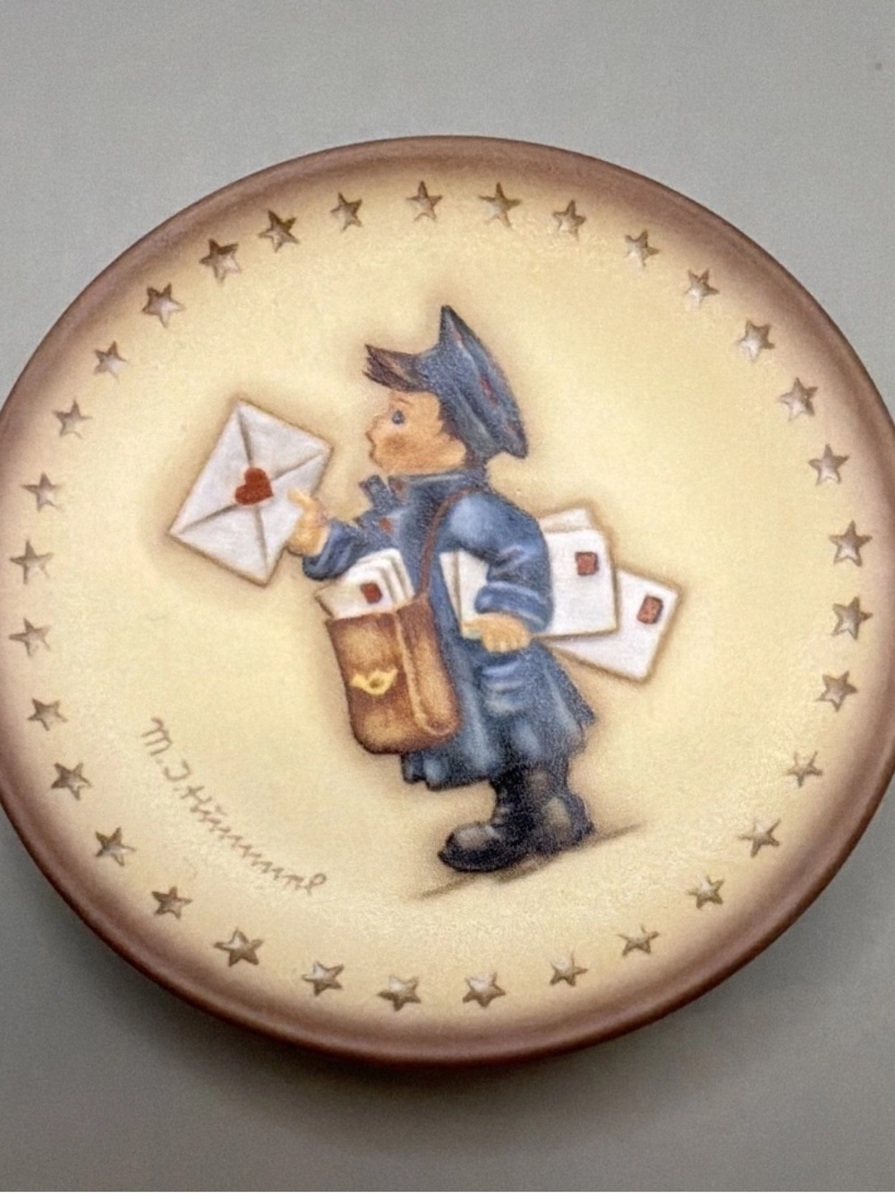 Goebel M.J. Hummel Hum 983 #1285 Postman Children Porcelain Plate 3 1/8”